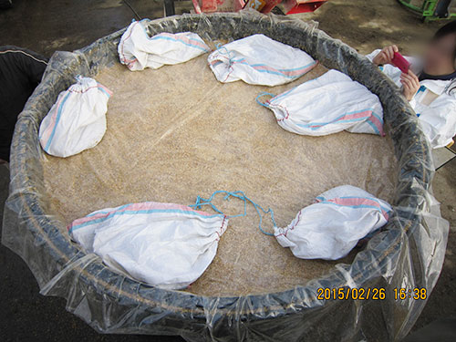 ビニールを被せます“土のう”に軽く土を詰めビニールの上に置きます