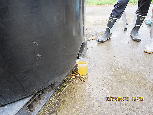 下部の空気抜きのフタをはずすと若干の水分が排出された。水はアルコール臭がしたが腐敗はしていなかった。